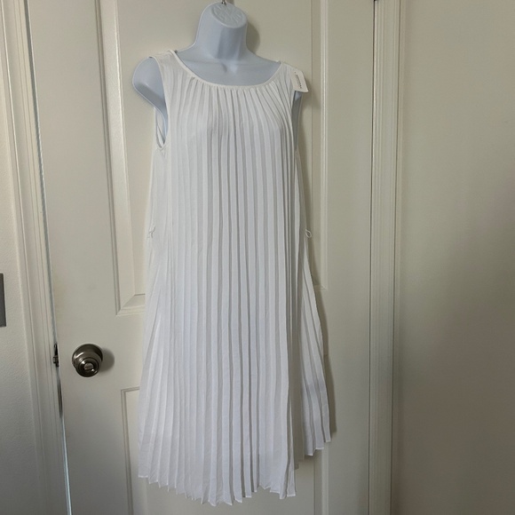 Banana Republic NWT Pleated White Dress -Size 8 - Picture 1 of 6